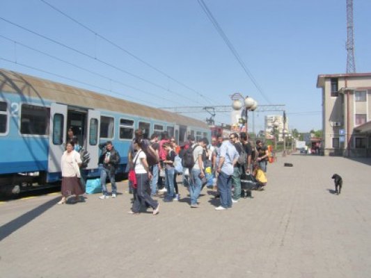 Turiştii care vor să ajungă pe litoral, blocaţi ore în şir în trenurile CFR